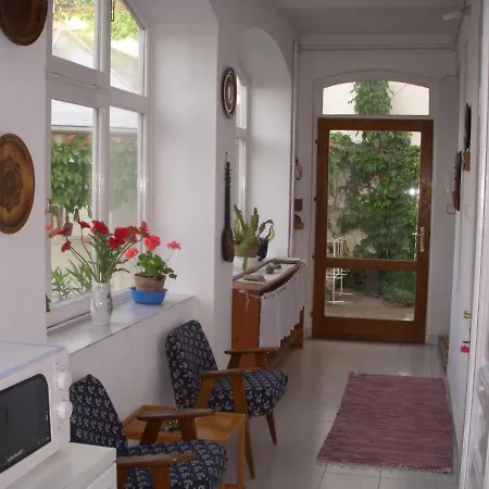 Garden Szivarvany Utcai Vendeghaz セゲド