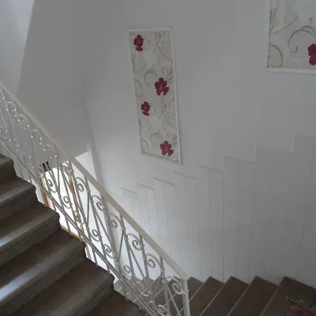 ゲストハウス Garden Szivarvany Utcai Vendeghaz