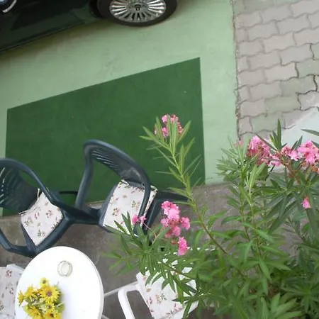 Guest house Garden Szivarvany Utcai Vendeghaz