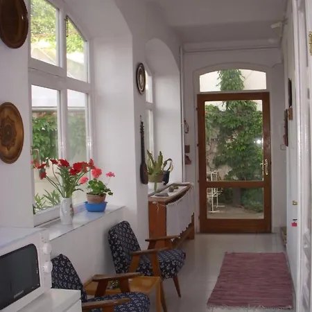 Garden Szivarvany Utcai Vendeghaz Guest house 3*